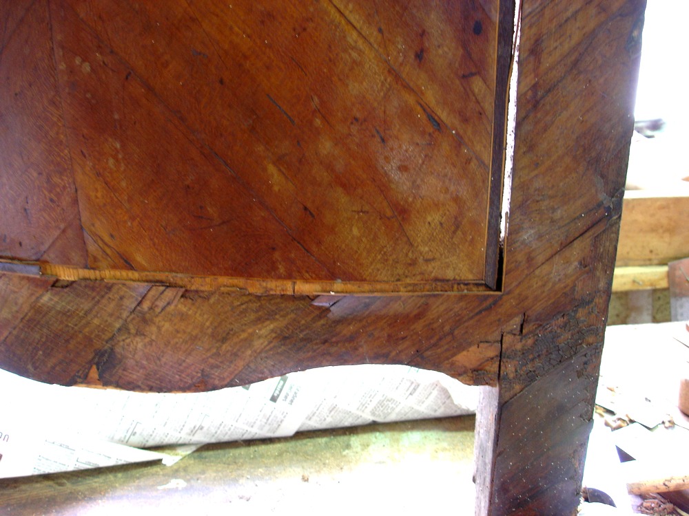 Côté de commode en marqueterie avant restauration