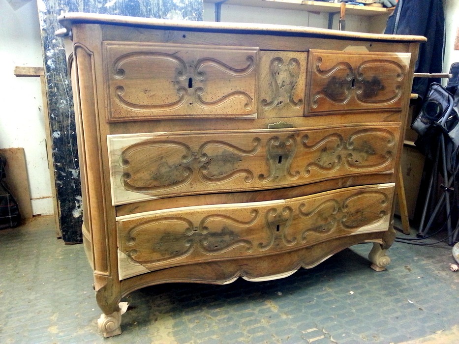 Commode en noyer,d'époque régence, en cours de restauration