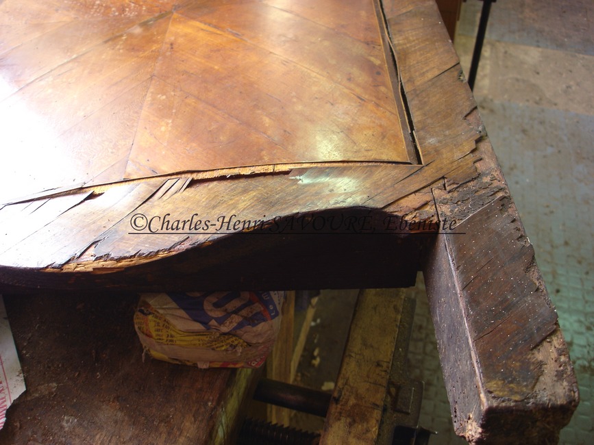 Détail d'un côté de commode en marqueterie avant restauration