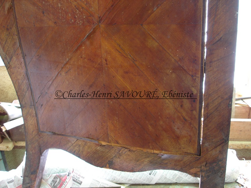 Côté d'une commode en marqueterie avant restauration