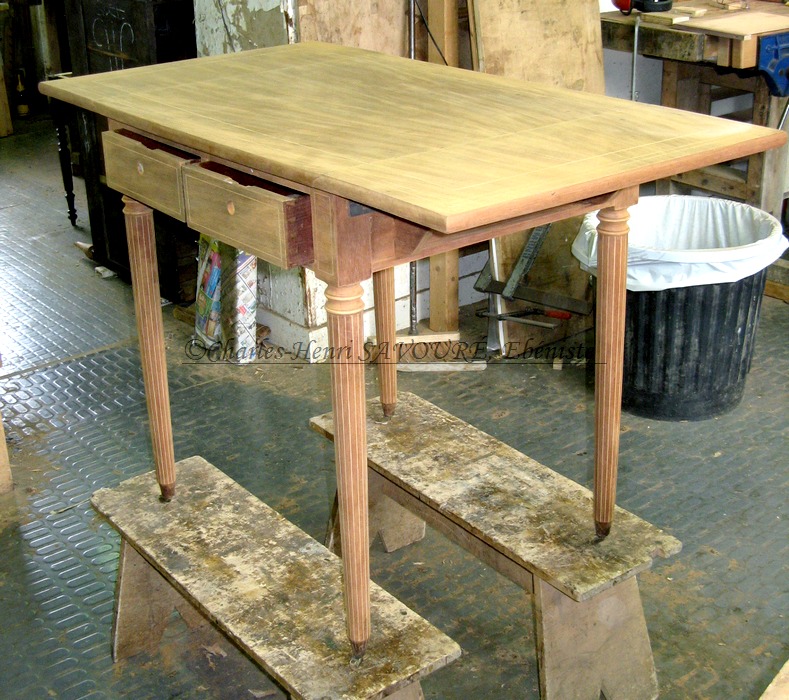 Petite table anglaise avant vernissage au tampon